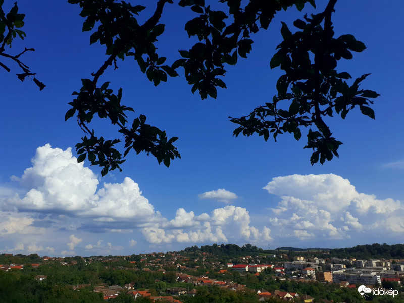 Gomolyos keleti égbolt