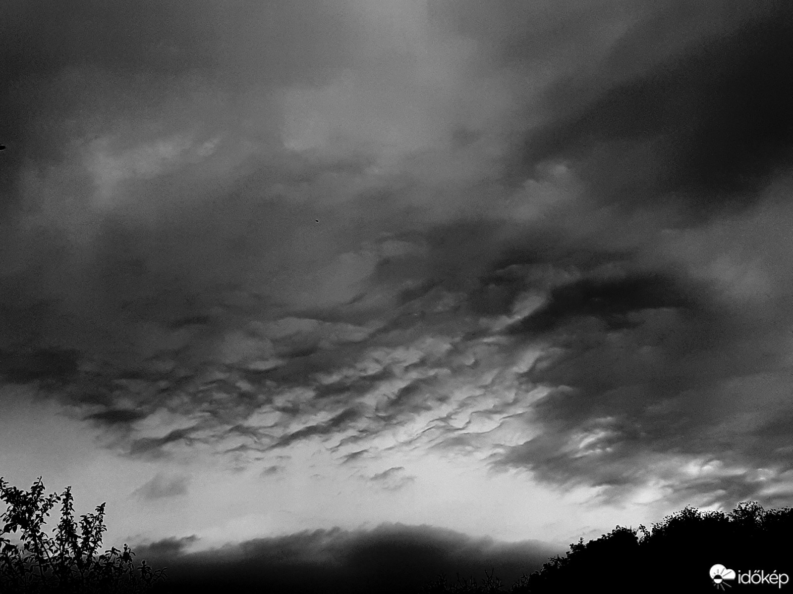 Hullámfelhők az elvonult zivatar üllője alatt (ff.)