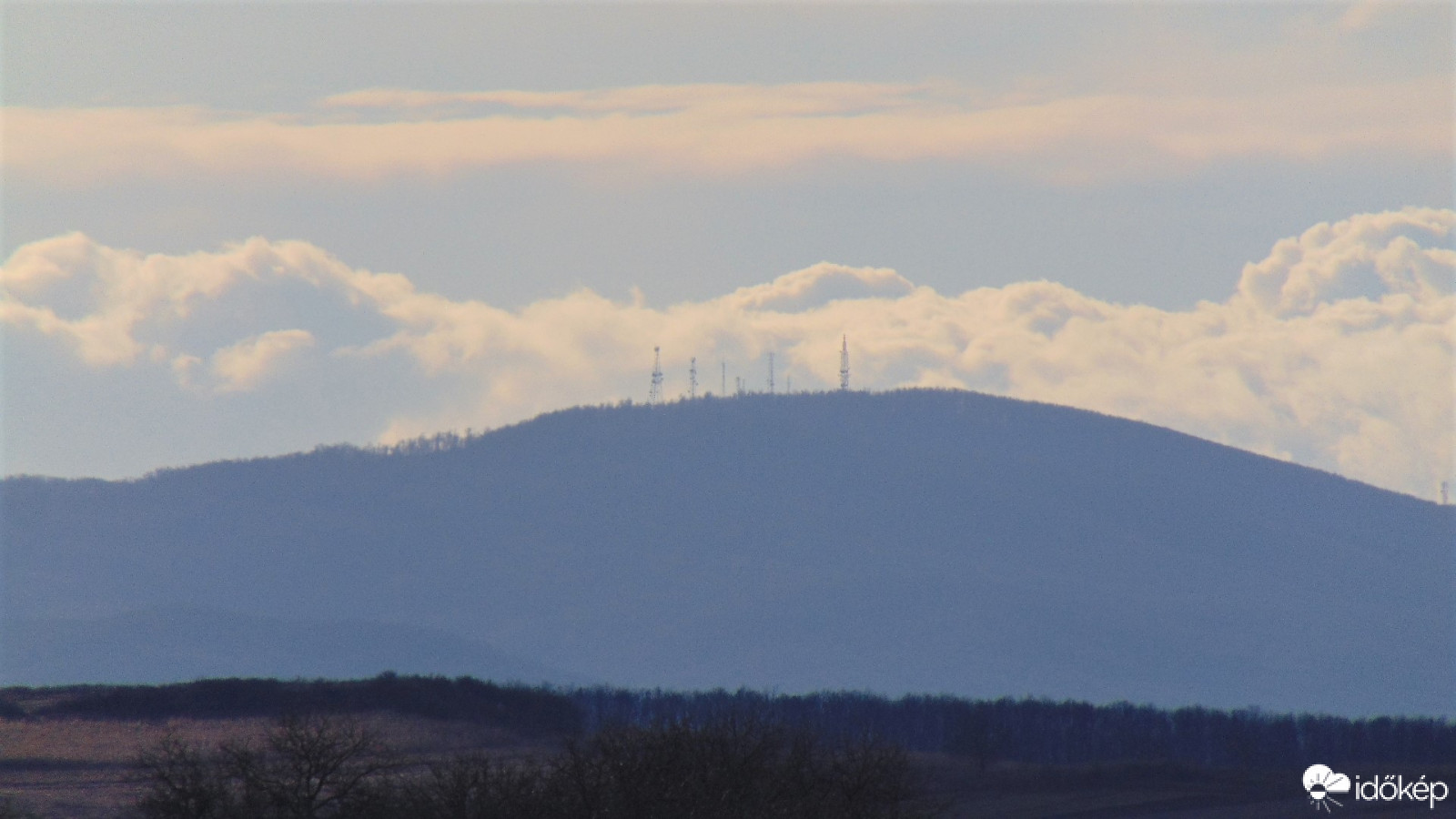 Antennák a Terbete tetején (868 m, Meszes-hegység, Zilah fölötti csúcsa)