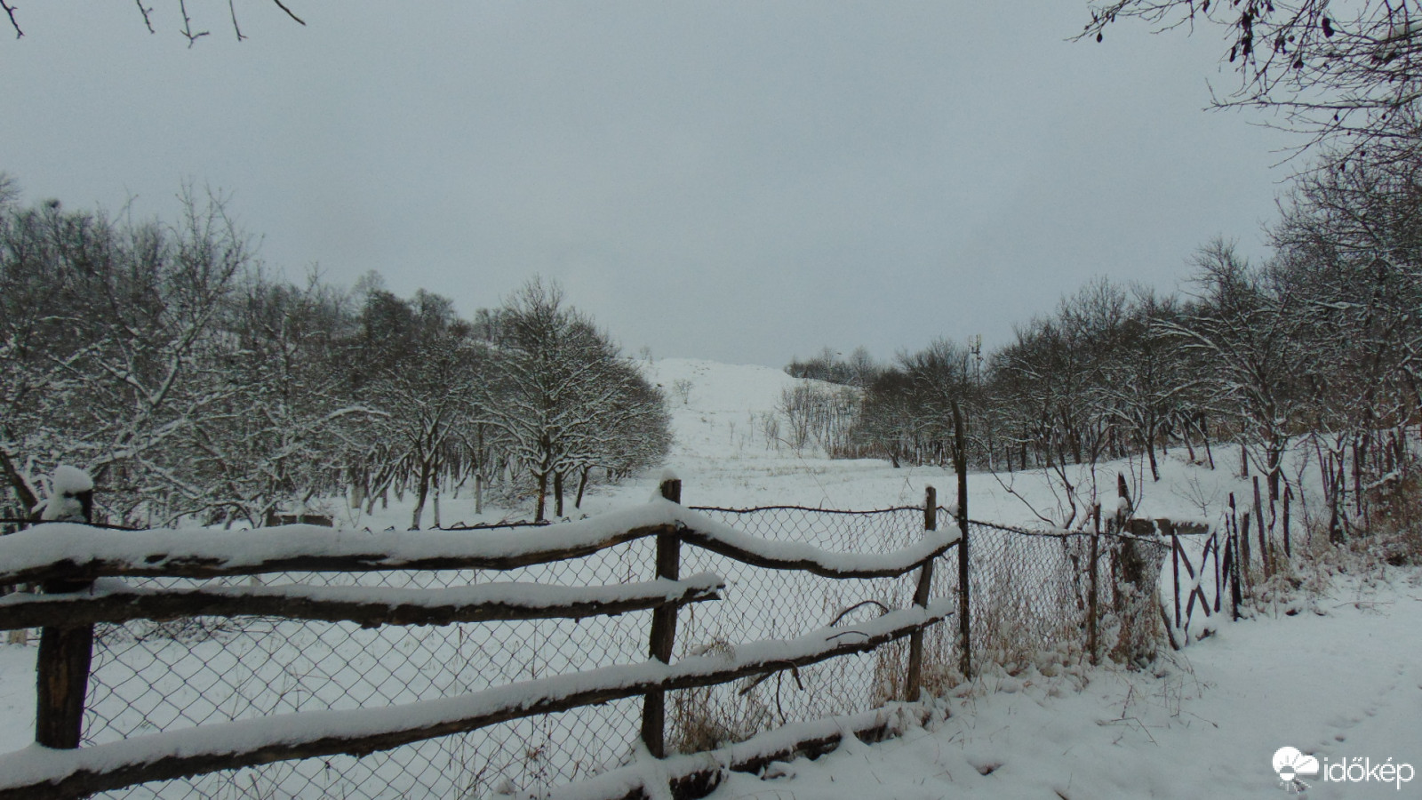 Havas kerítés, havas domboldal :))