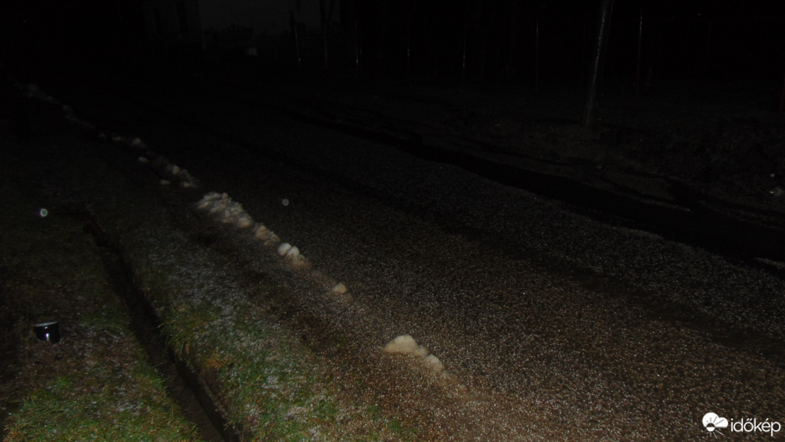 Egyik nap hótól, másik nap jégtől fehér az utca...