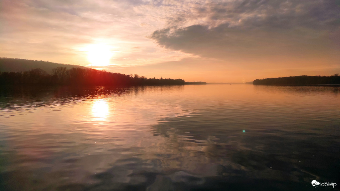 Dunaslmásnál a kompról