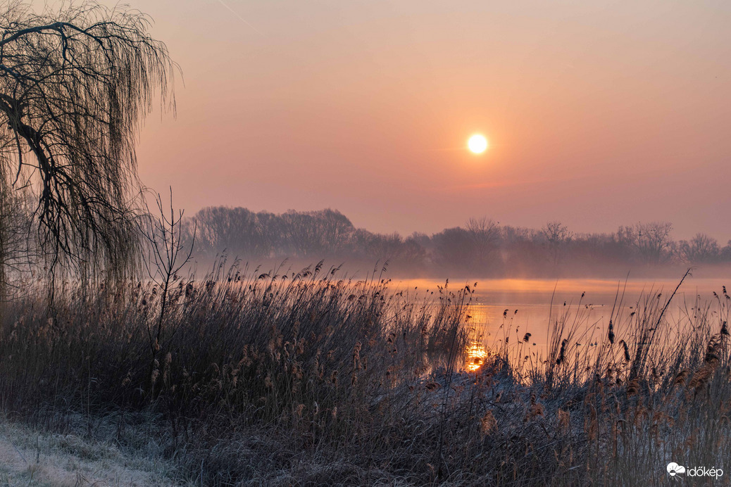 Párás zúzmarás napkelte 