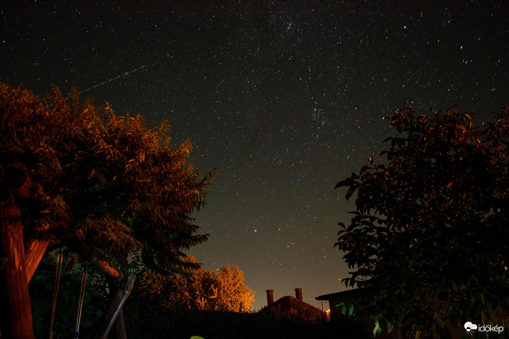 Már csak, a csillaghullás hiányzik,és teljesen nyári éjszaka lenne! :) 