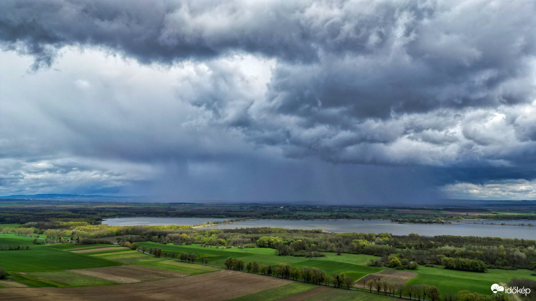 Megérkeztek a záporok, egy két villám kíséretében!