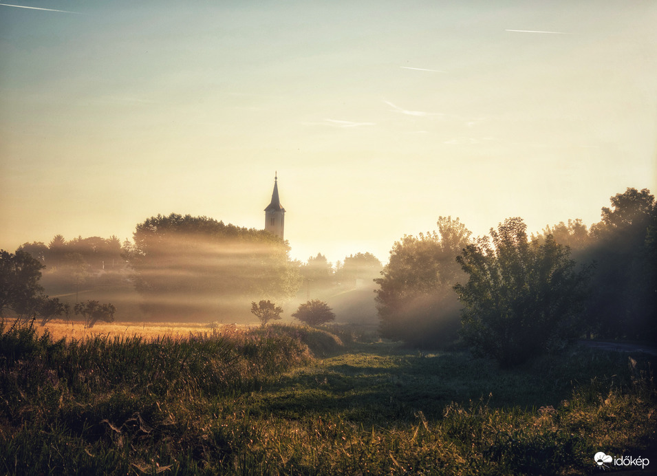 Reggeli ködös napkelte 
