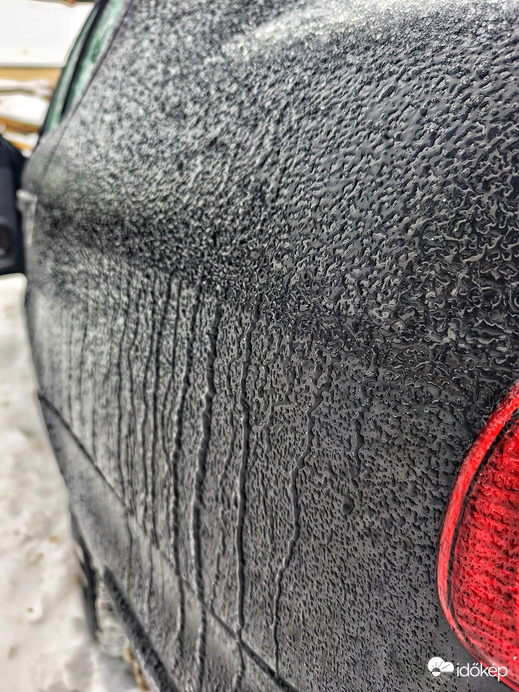 Nagyrészt fagyott eső esik, de az autón már 