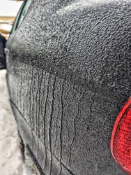 Nagyrészt fagyott eső esik, de az autón már 