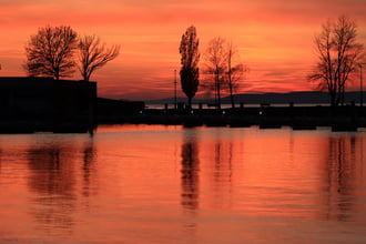 Lemenő Nap mindent vörösre festett