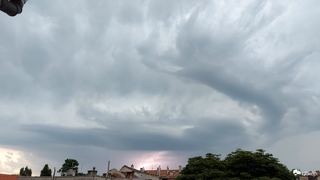 Pest kapja a nagyját. 