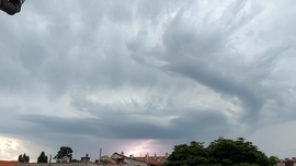 Pest kapja a nagyját. 