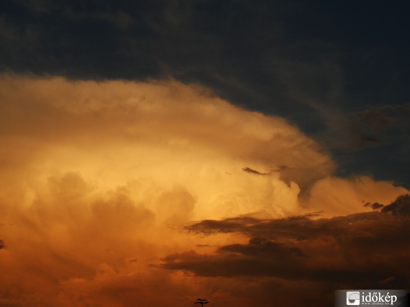 Üllő a Naplementében