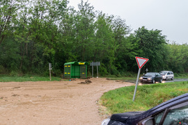 A felhőszakadást követően megtelt a vízelvezető árok a 68-as főút lászlóajori elágazásában Böhönye mellett