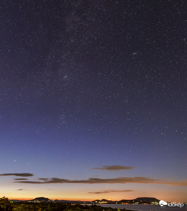 Kelő Hold a Tejúttal, Androméda-galaxissal, Triangulum-galaxissal és a Fiastyúkkal 