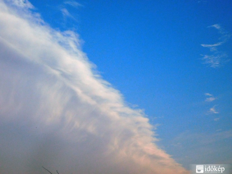 Melegfront felhőzete ma reggel