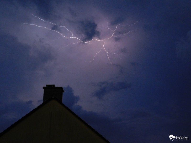 Éjfélkörül a Balaton Ny-i medencéjét egy squall line érte el