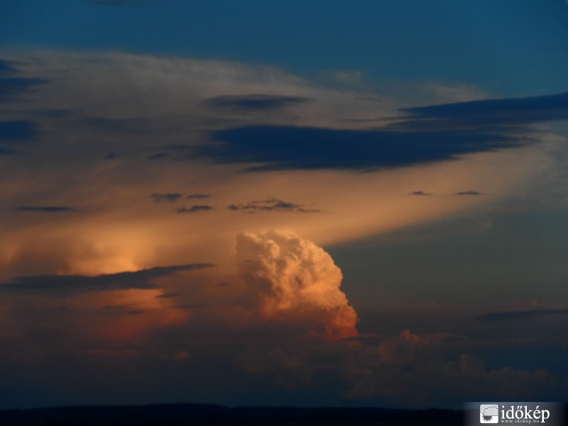 Távoli üllő ma naplementekor (Zalából fotózva)