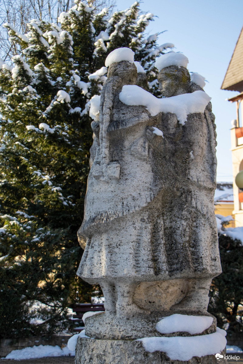 Mezőberény - Népek barátsága szobor téli képen