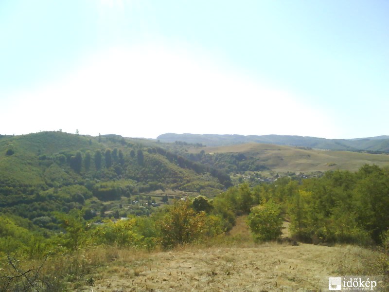 Kilátás egy kisebb bükki csúcsról.