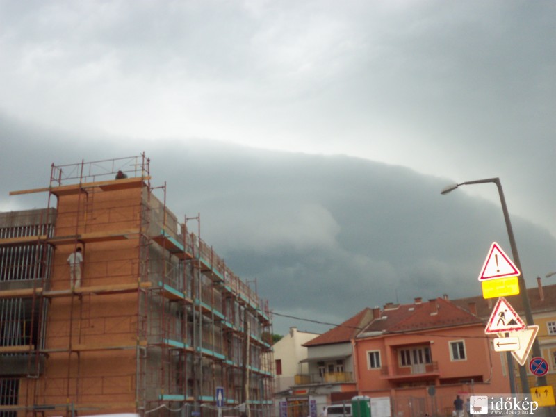 Vigyázat! Heves zivatar érkezik! ( és építkezés folyik...hamarosan az eső által úsztatva)