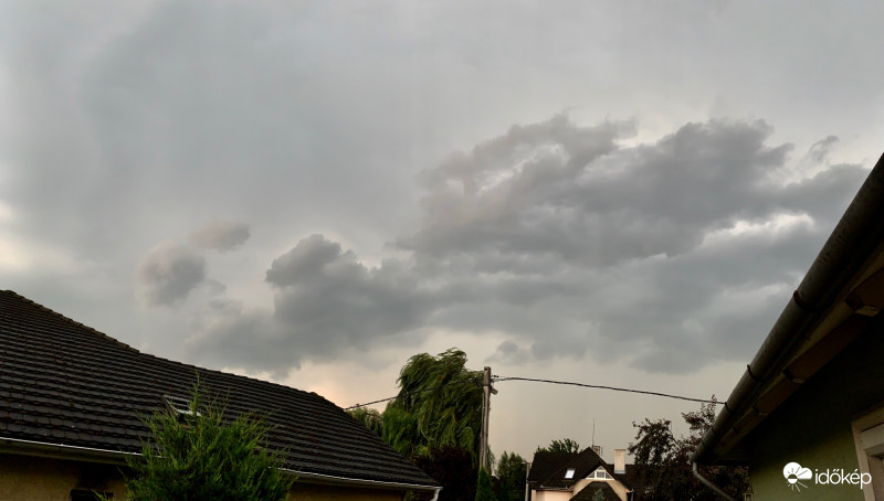 Fronthoz kapcsolódó zivatar