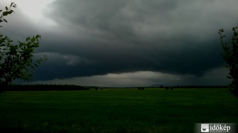 05.21. Az egert betámadó, távolodó szupercella Füzesabonyból szemlélve