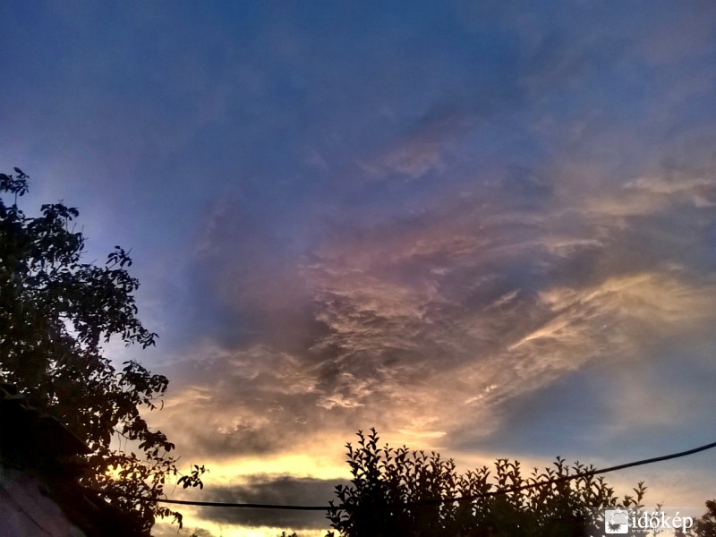 Hőség után hűsítő zivatarok, majd szép naplemente a nap megkoronázásául