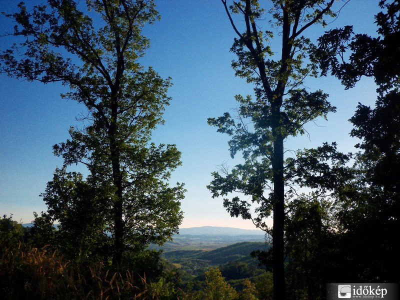 Kilátás a 25-ös útról, a Bükk lábánál, a Mátra felé, Szentdomonkos és Borsodnádasd között