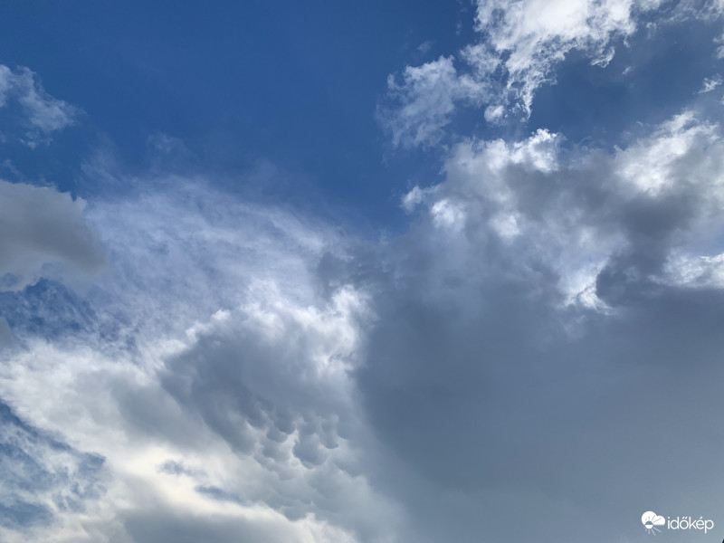 Mammatusok egy pulse-type zivatar üllőjén