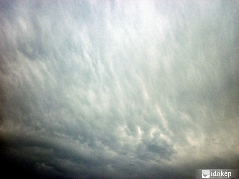 Mammák Füzesabony felett a jégeső után