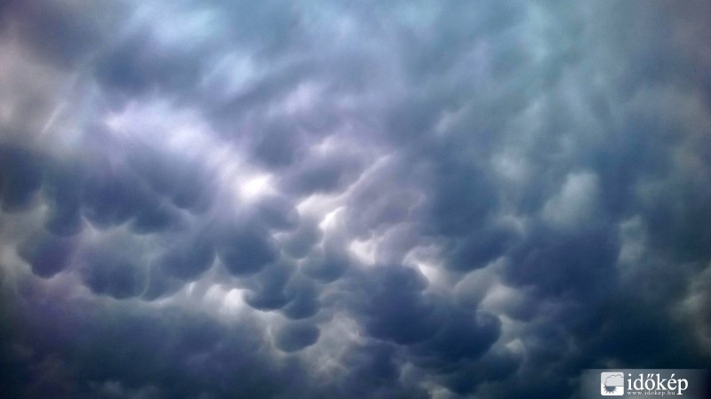 Mammatusok jelentek meg, közeledik a vihar.