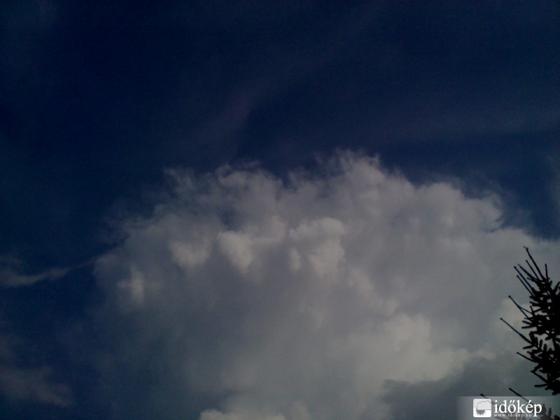 Késő délutáni száraz zivatar