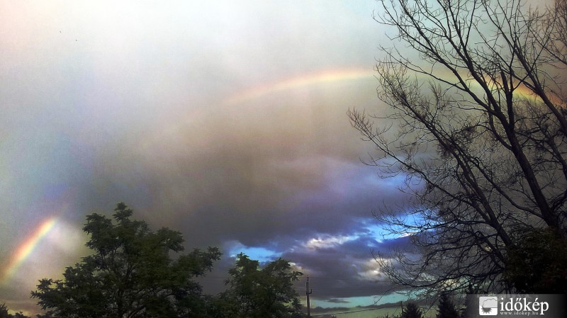 Zivatar záporral, napsütéssel, szivárvánnyal megspékelve