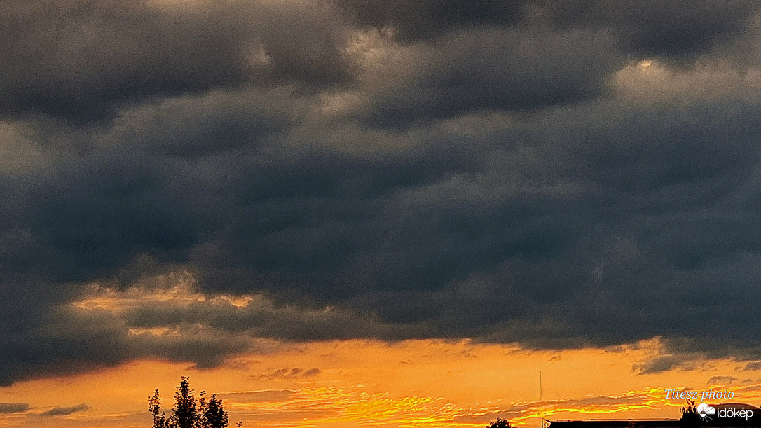 felhős színes napfelkelte
