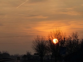 Felkelő, vöröses napkorong Gyulán