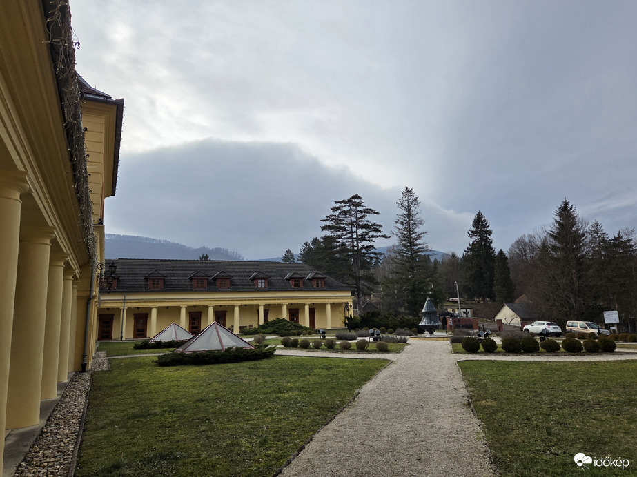 Valami közeledik...