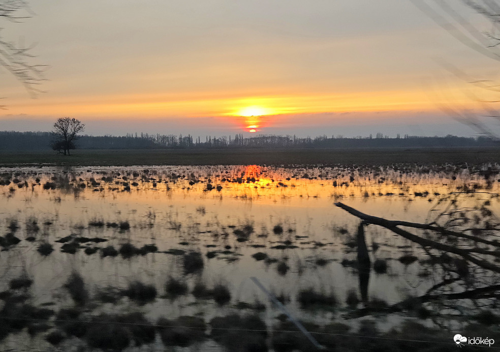 Belvizes naplemente az Alföldön
