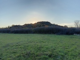 Várhegy mögé bújt naplemente