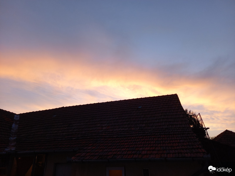 Lángoló sivatag az égbolton