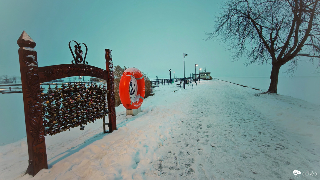 Csend ölelt át a mólón... 