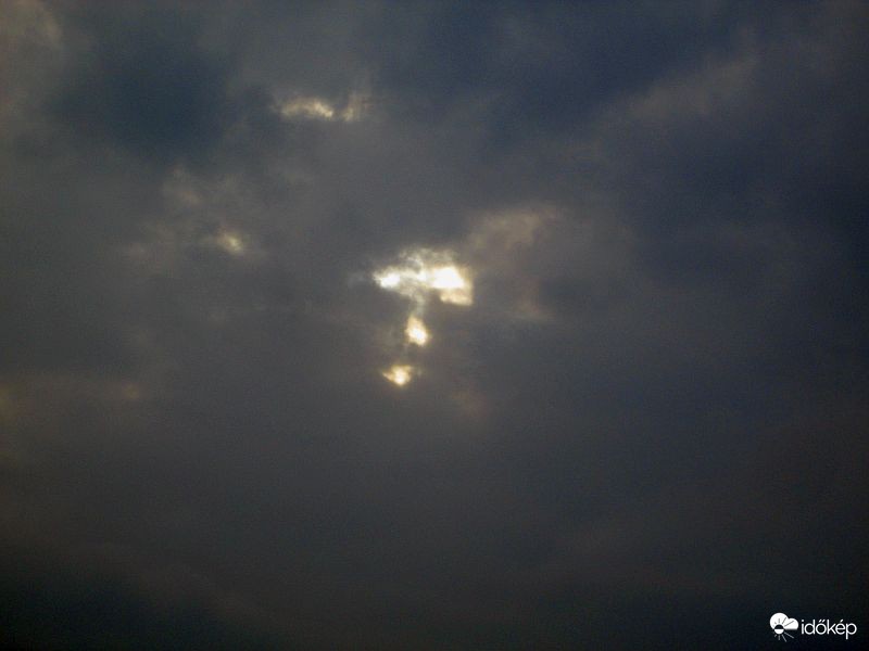 Figyelő arc..