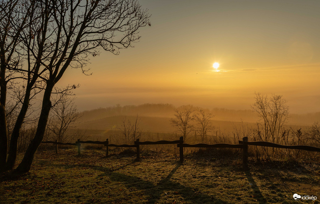 Napos, ködös napkelte
