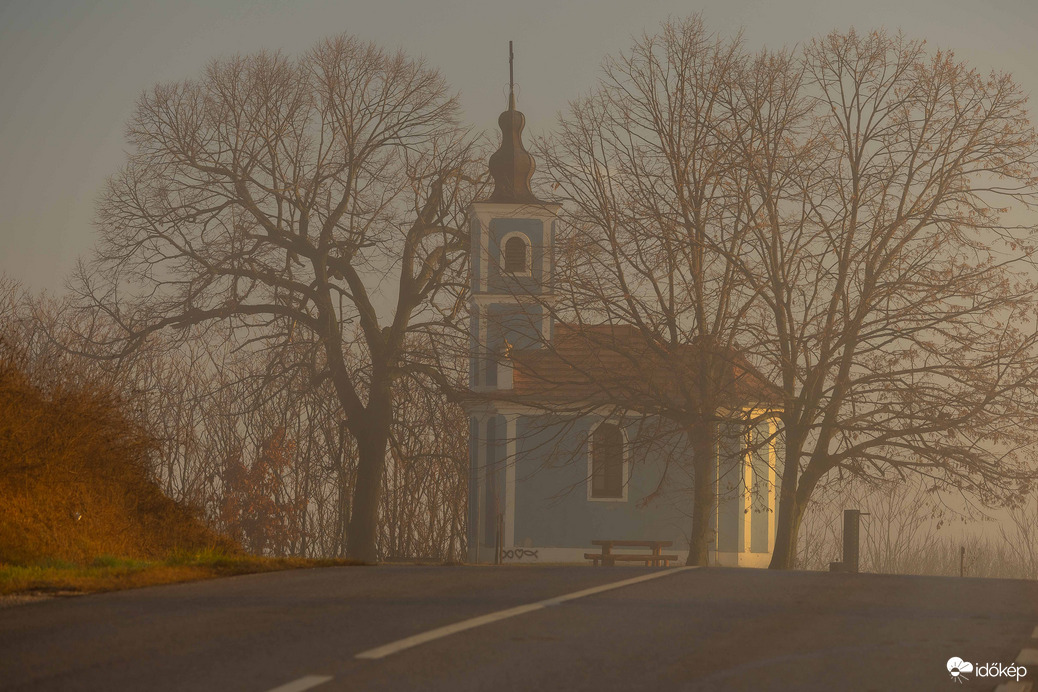 Kápolna a ködben...