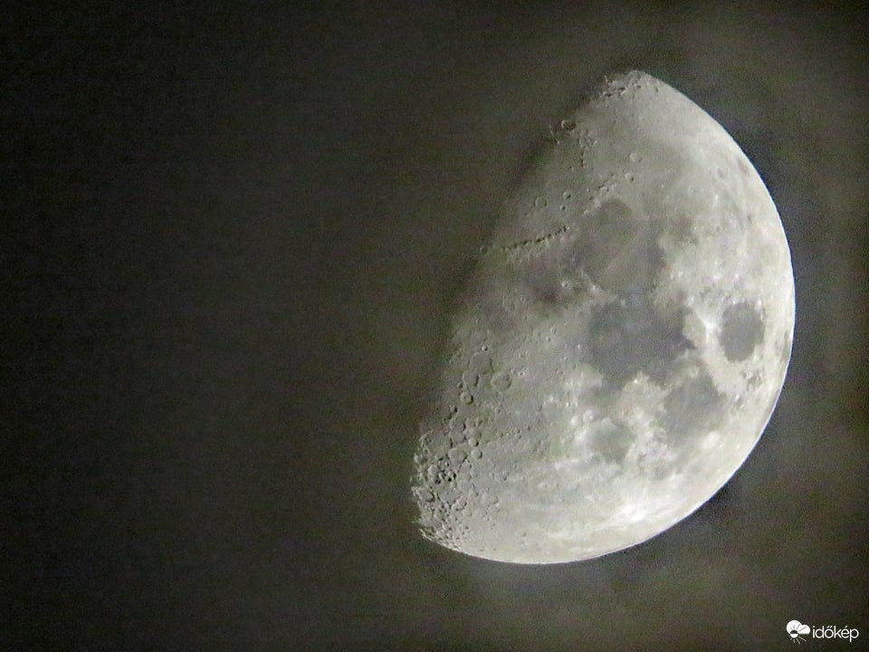 Hold a felhő között