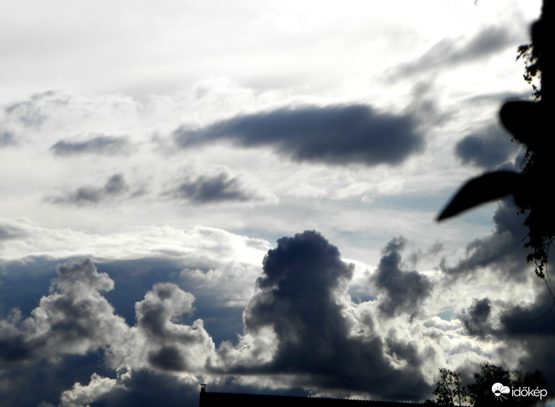 szélborzolta felhők