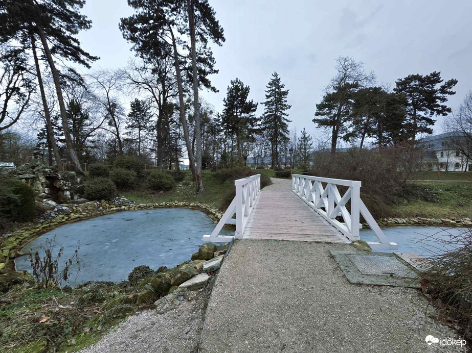 Kastély a jeges tóval