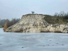 Befagyott bányatónál