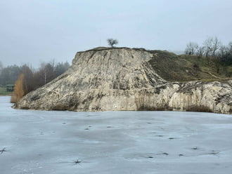 Befagyott bányatónál