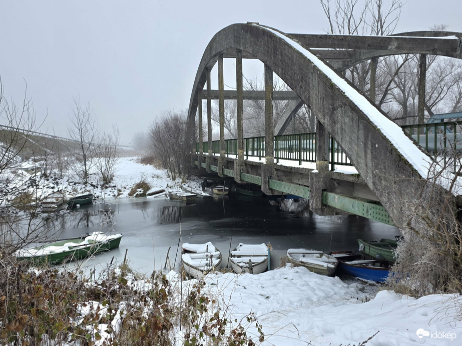 Ottfelejtett csónak