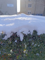 A házak között besüt a Nap...